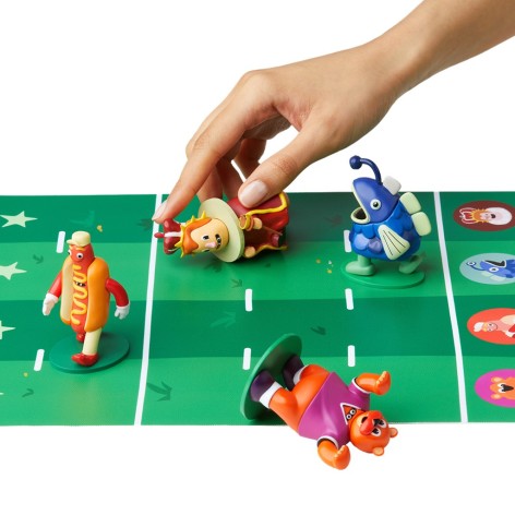 Componentes del juego de mesa Corre y Apuesta