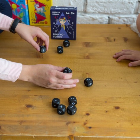 Componentes del juego de dados Minus Plusus